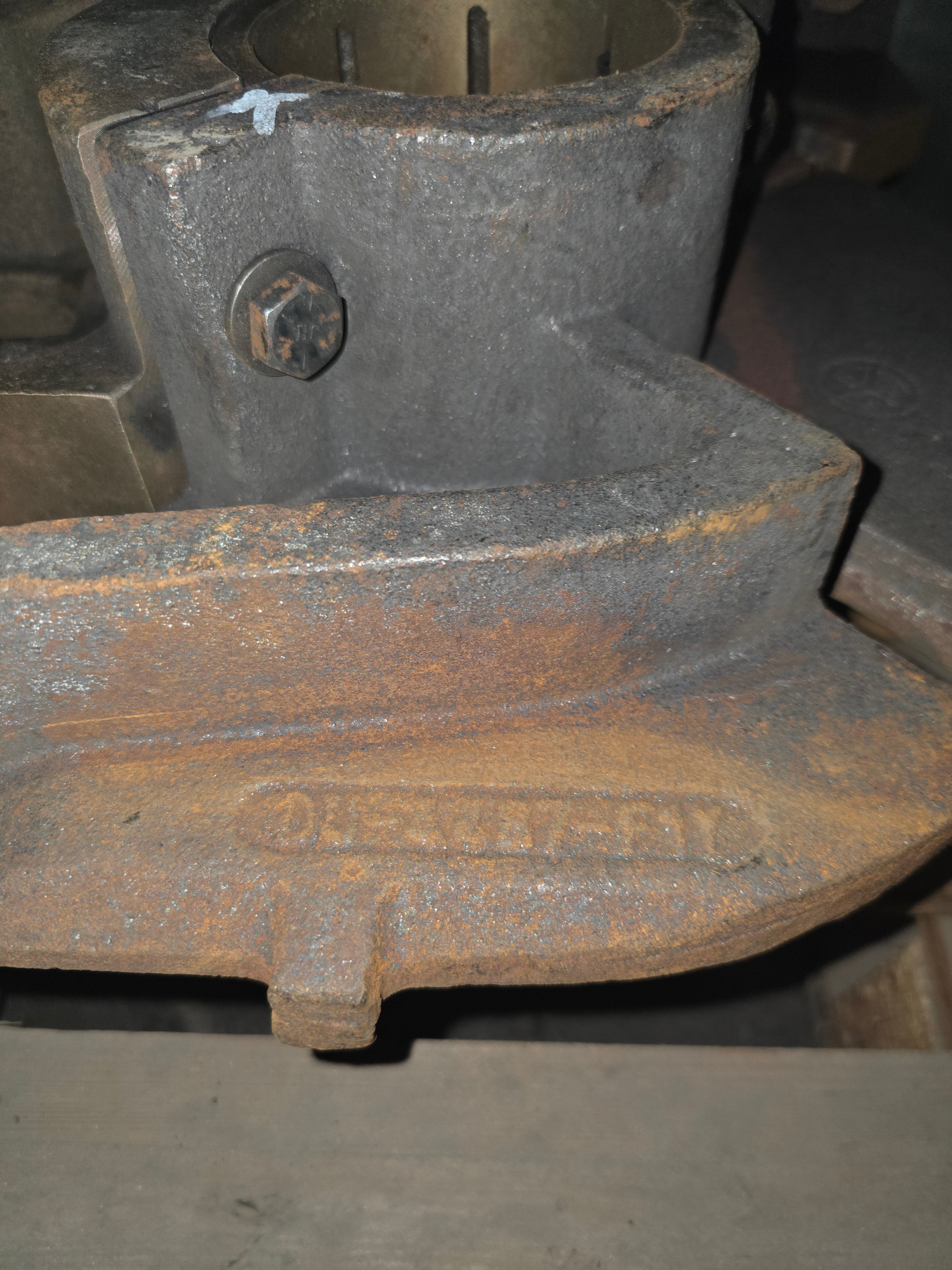 Front Grate Shaft Bearing Assembly – Cast-Iron Housing, Split Cap, Bronze Sleeve